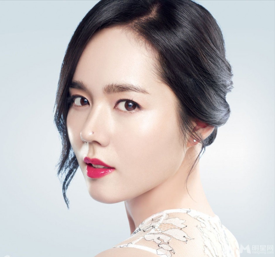 韩国女演员韩佳人白皙皮肤迷人靓照
