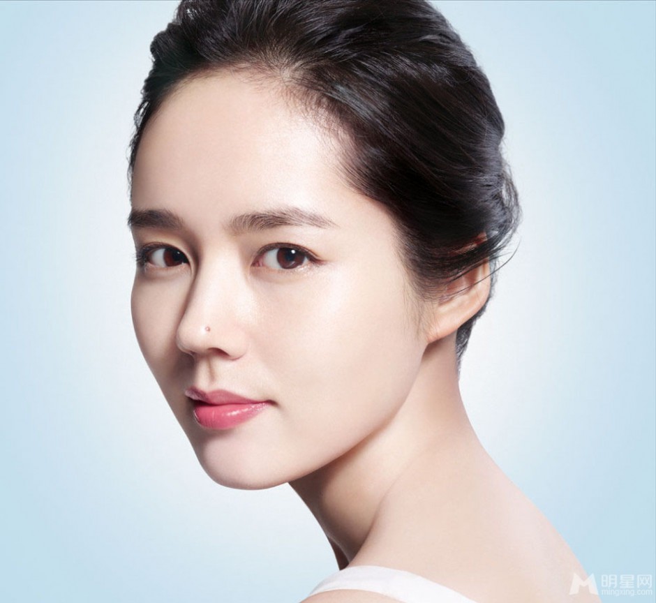 韩国女演员韩佳人白皙皮肤迷人靓照
