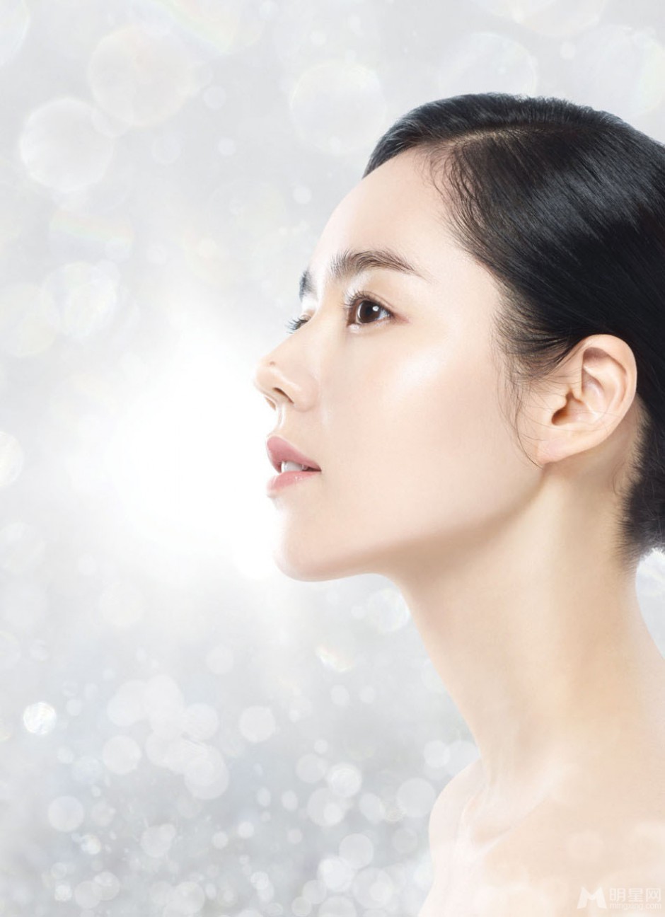 韩国女演员韩佳人白皙皮肤迷人靓照