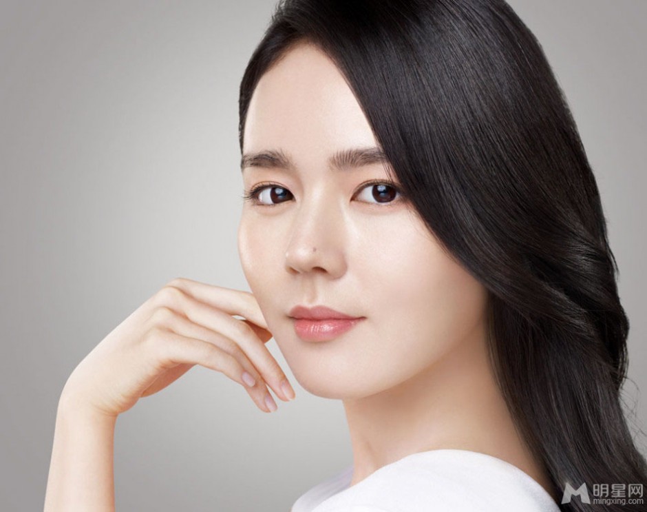 韩国女演员韩佳人白皙皮肤迷人靓照