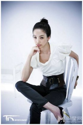郑丽媛展现知性优雅轻熟女风范写真