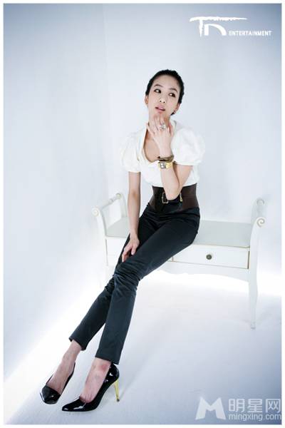 郑丽媛展现知性优雅轻熟女风范写真