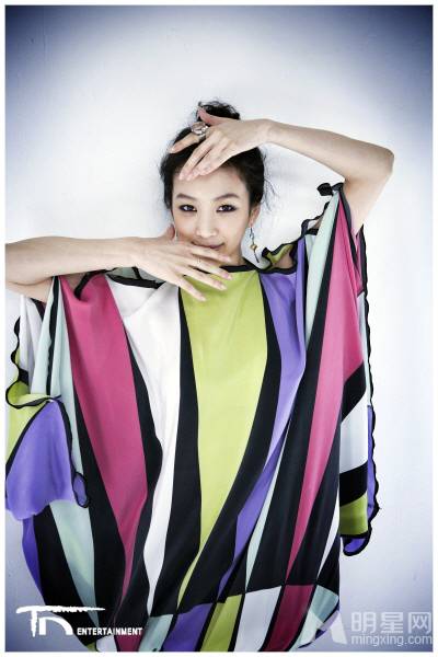 郑丽媛展现知性优雅轻熟女风范写真