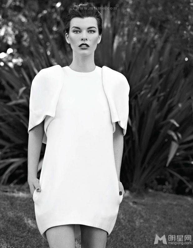 时尚女王米拉·乔沃维奇冷艳气质逼人写真