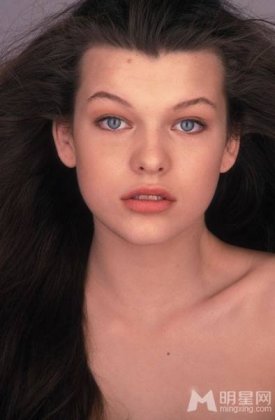 米拉·乔沃维奇性感着装勾勒完美身材