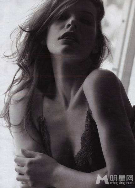 米拉·乔沃维奇性感着装勾勒完美身材