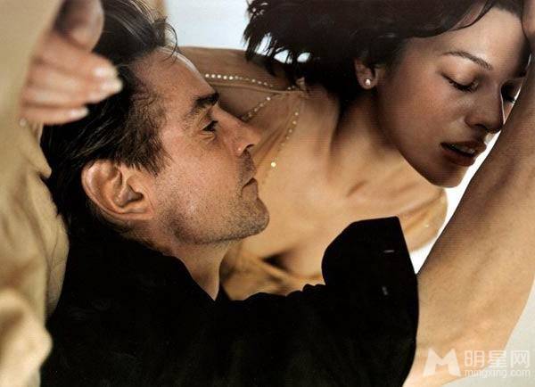 米拉·乔沃维奇性感着装勾勒完美身材