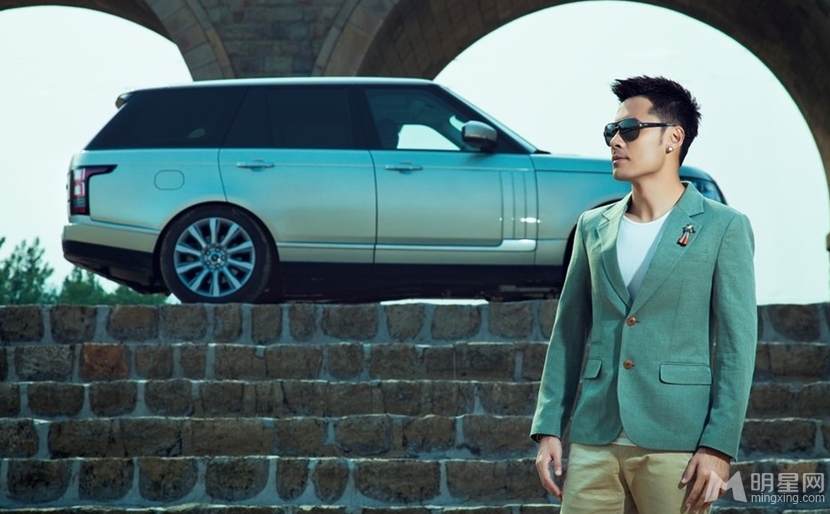 内地男歌手黄征尽显时尚型男户外照