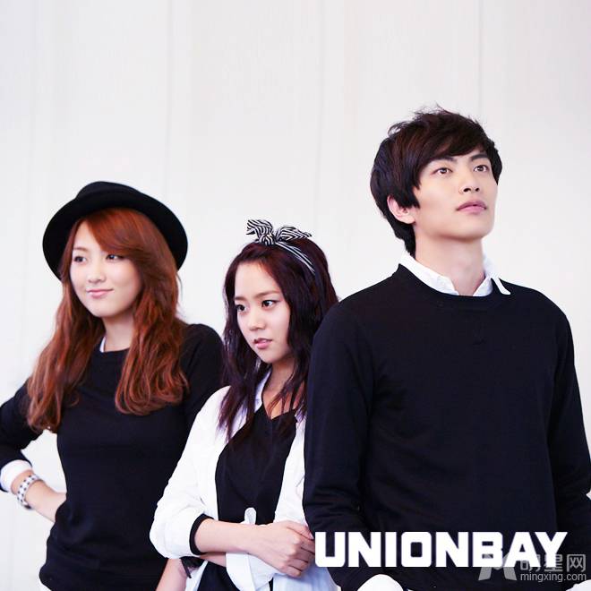 李民基与KARA拍摄卖萌逗趣有爱写真照