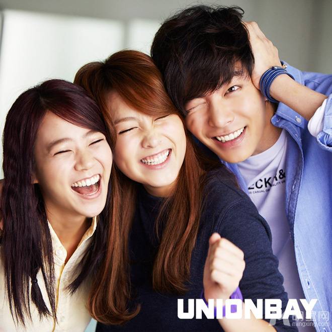 李民基与KARA拍摄卖萌逗趣有爱写真照