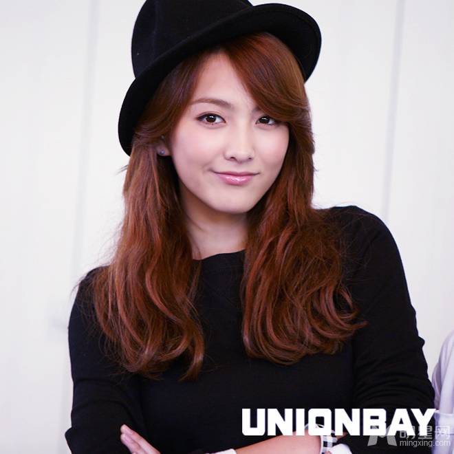 李民基与KARA拍摄卖萌逗趣有爱写真照