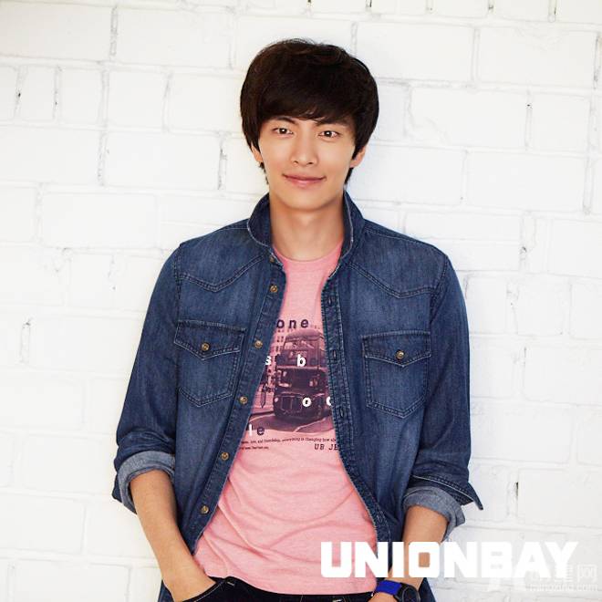 李民基与KARA拍摄卖萌逗趣有爱写真照