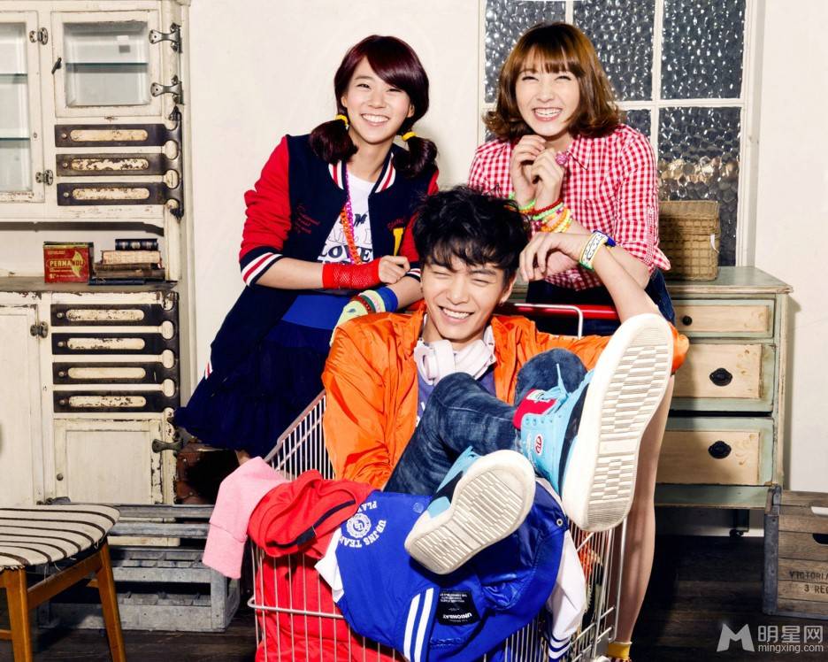 李民基与韩胜妍姜智英拍摄初春服装宣传照