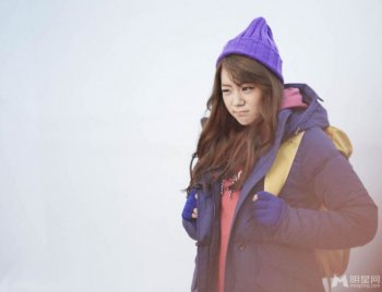 KARA成员韩胜妍姜智英牵手李民基拍冬季情侣装