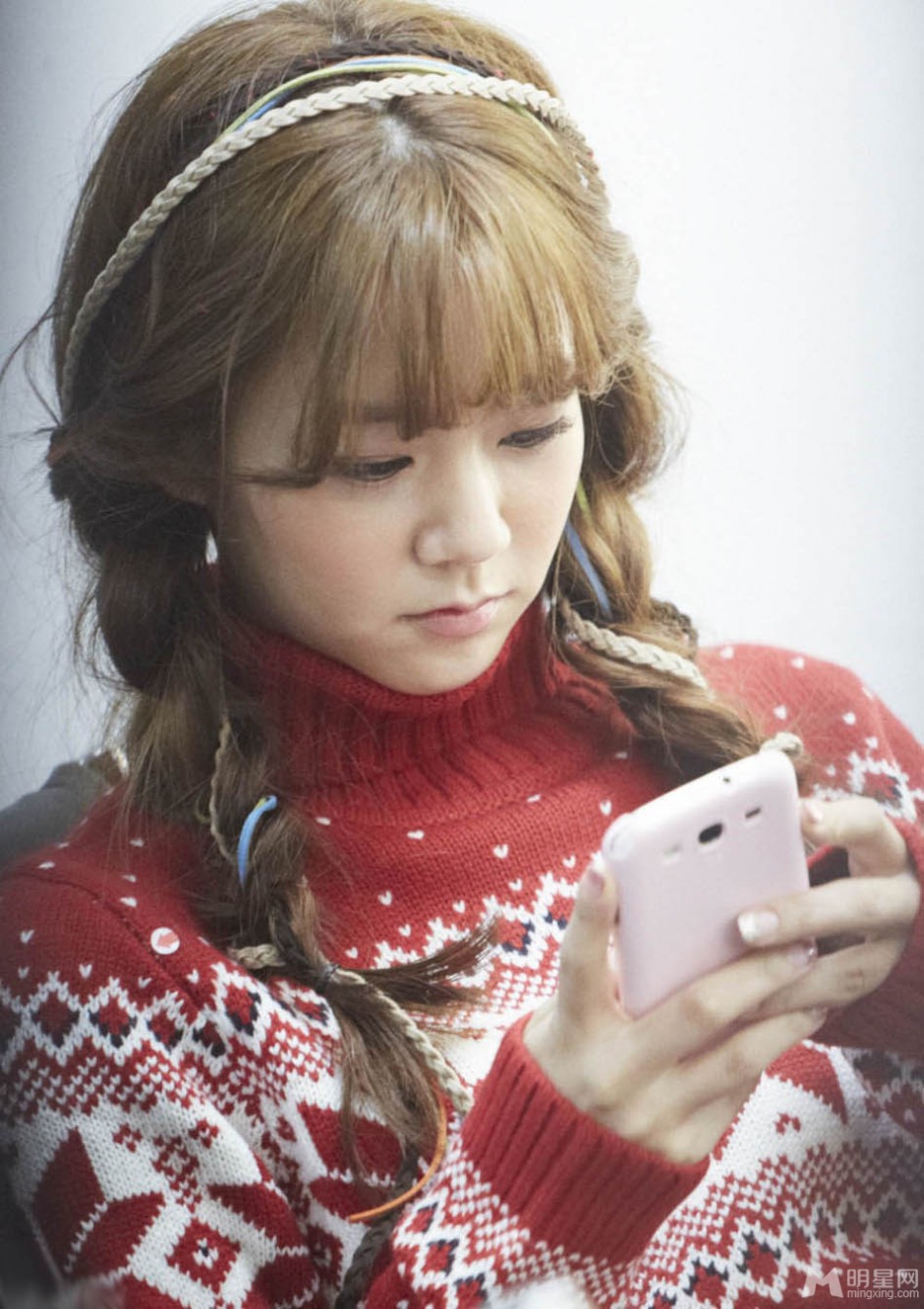 KARA成员韩胜妍姜智英牵手李民基拍冬季情侣装