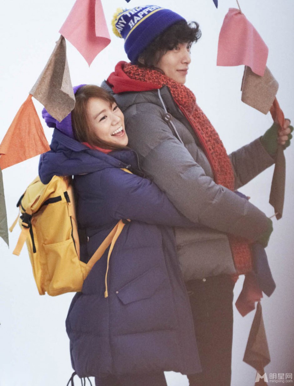 KARA成员韩胜妍姜智英牵手李民基拍冬季情侣装