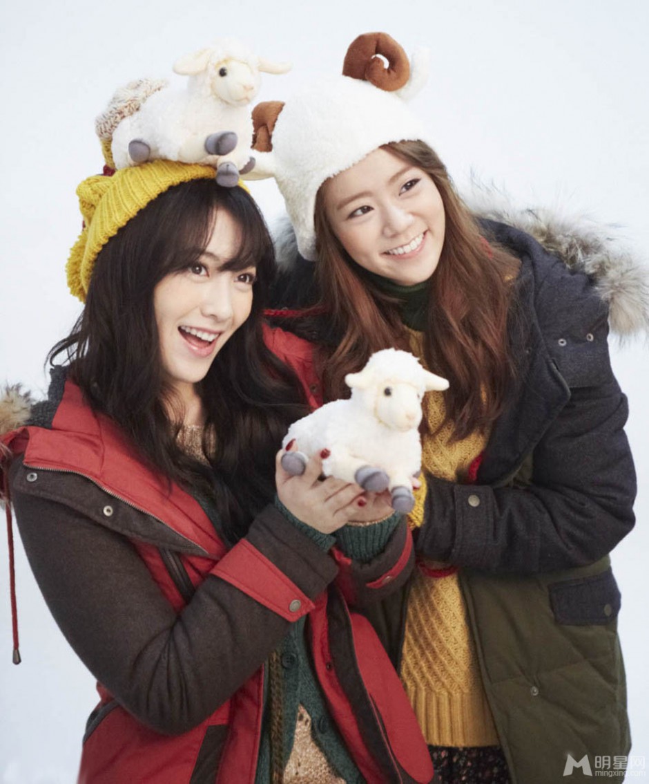 KARA成员韩胜妍姜智英牵手李民基拍冬季情侣装