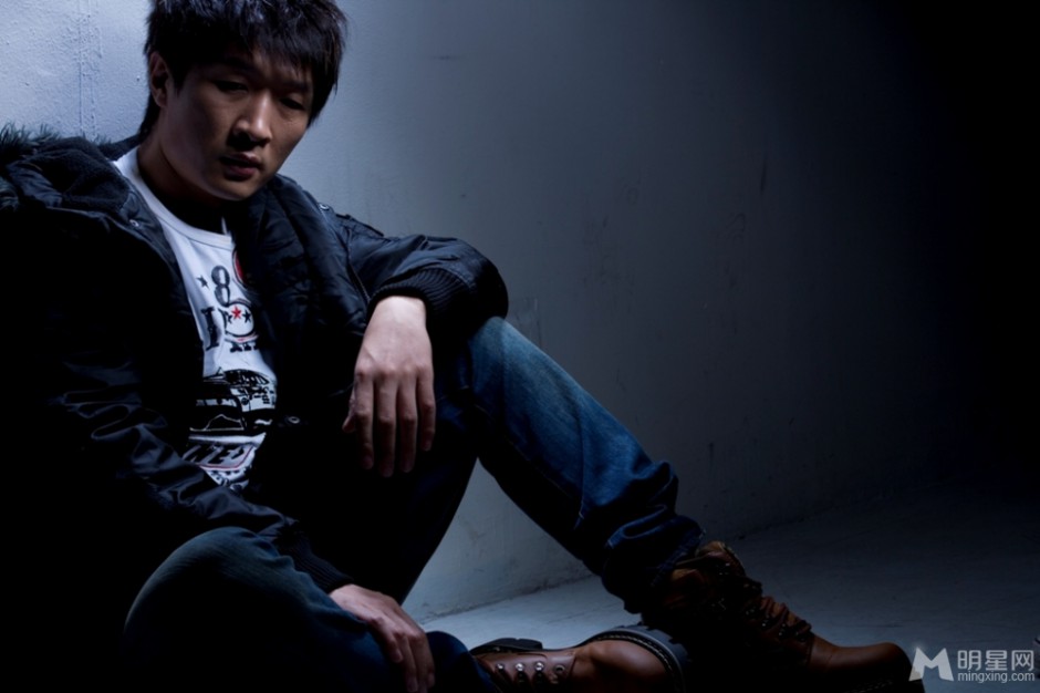 影视歌手樊凡黑暗中演绎忧郁情怀