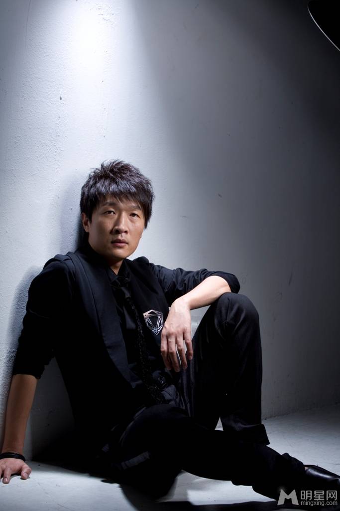 影视歌手樊凡黑暗中演绎忧郁情怀