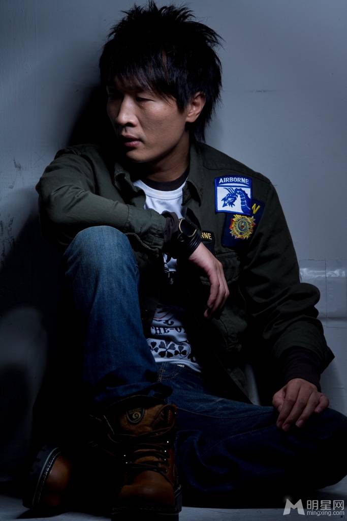 影视歌手樊凡黑暗中演绎忧郁情怀