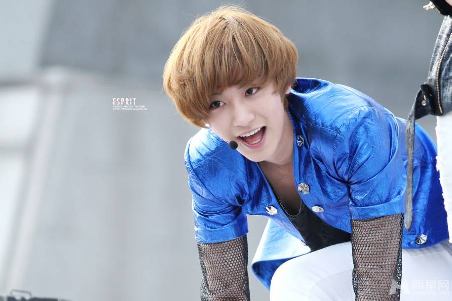 韩国男明星朴灿烈呆萌放空迷人照