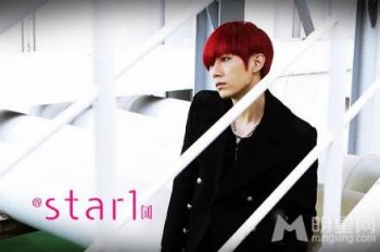 韩国男歌手张贤胜散发美男子魅力