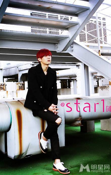 韩国男歌手张贤胜散发美男子魅力