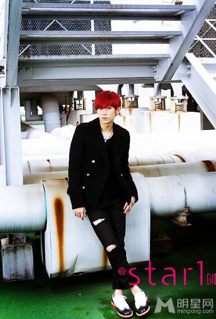 韩国男歌手张贤胜散发美男子魅力