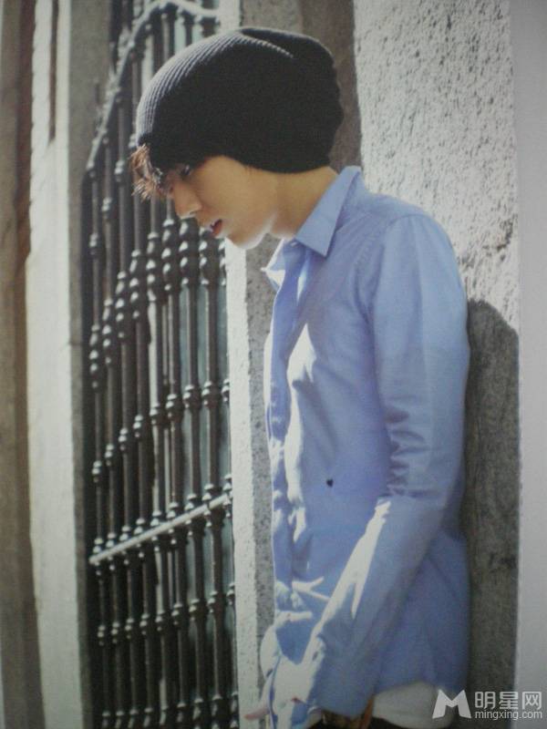 韩国男歌手张贤胜散发美男子魅力