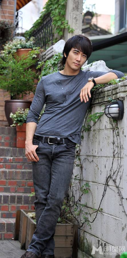 韩星宋承宪尽展随性帅气写真照