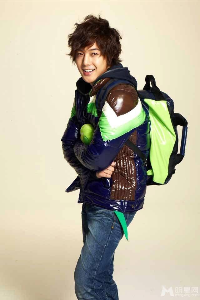 韩国男明星金贤重代言时尚服装宣传照