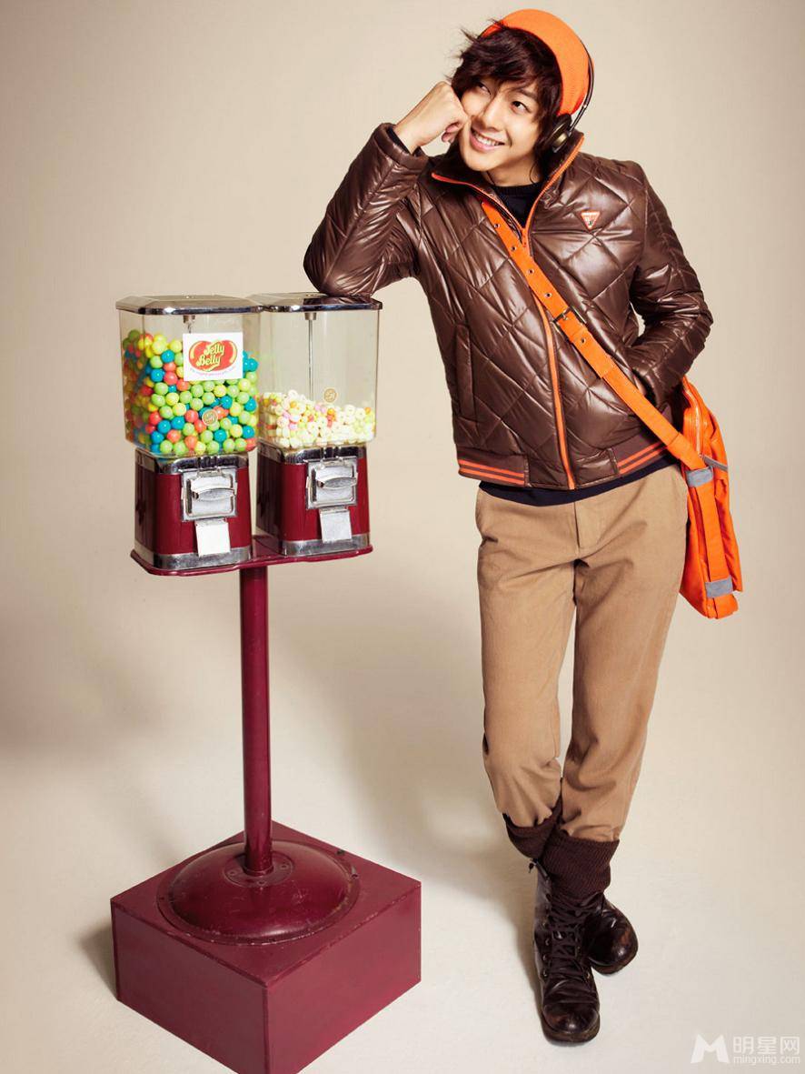 韩国男明星金贤重代言时尚服装宣传照