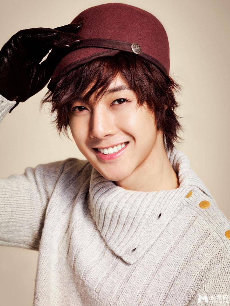 男神金贤重展阳光笑容迷人照