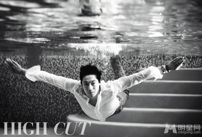 男神金贤重展阳光笑容迷人照