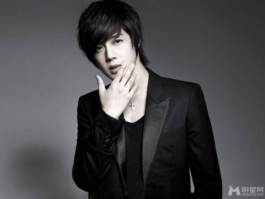 男神金贤重展阳光笑容迷人照