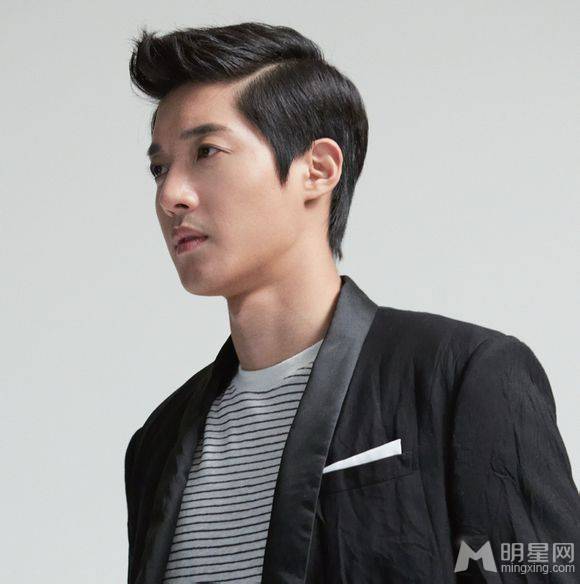 韩星金贤重诠释男人绅士风度