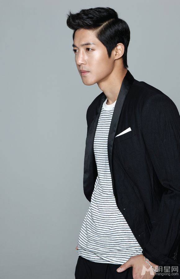 韩星金贤重诠释男人绅士风度