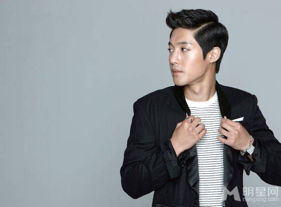 韩星金贤重诠释男人绅士风度