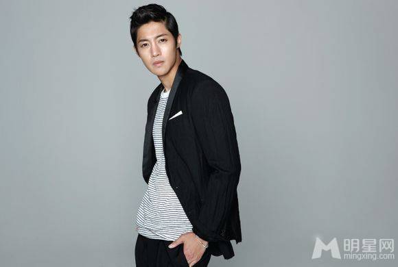 韩星金贤重诠释男人绅士风度