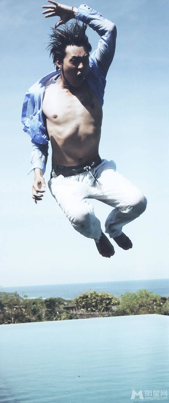 韩国男明星朴有天尽显阳光帅气写真照