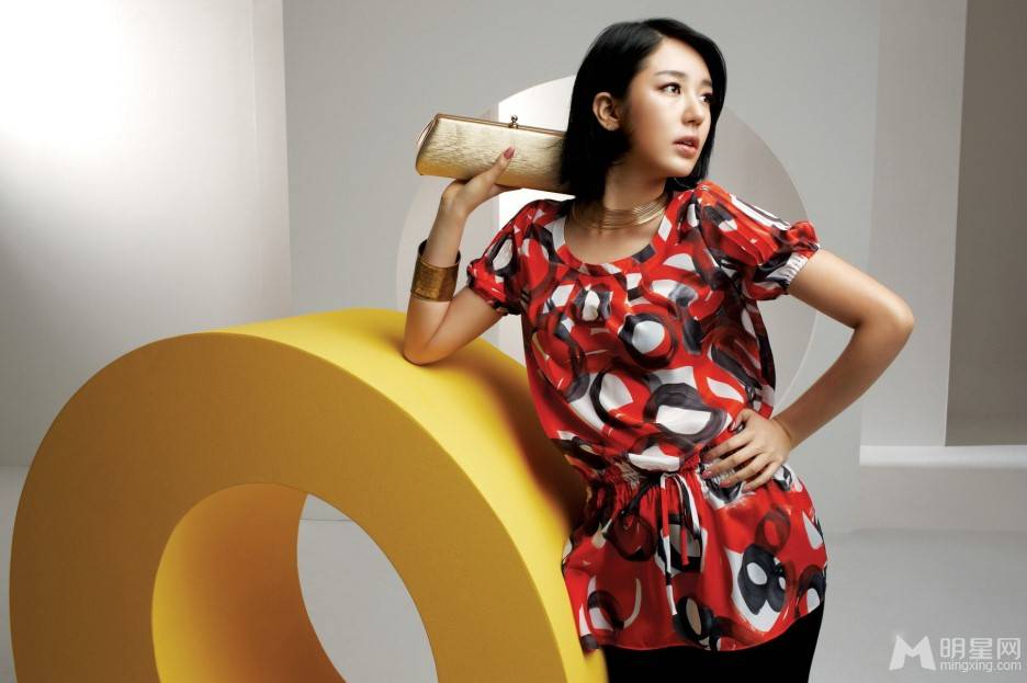 韩国女明星尹恩惠优雅时尚装扮迷人写真