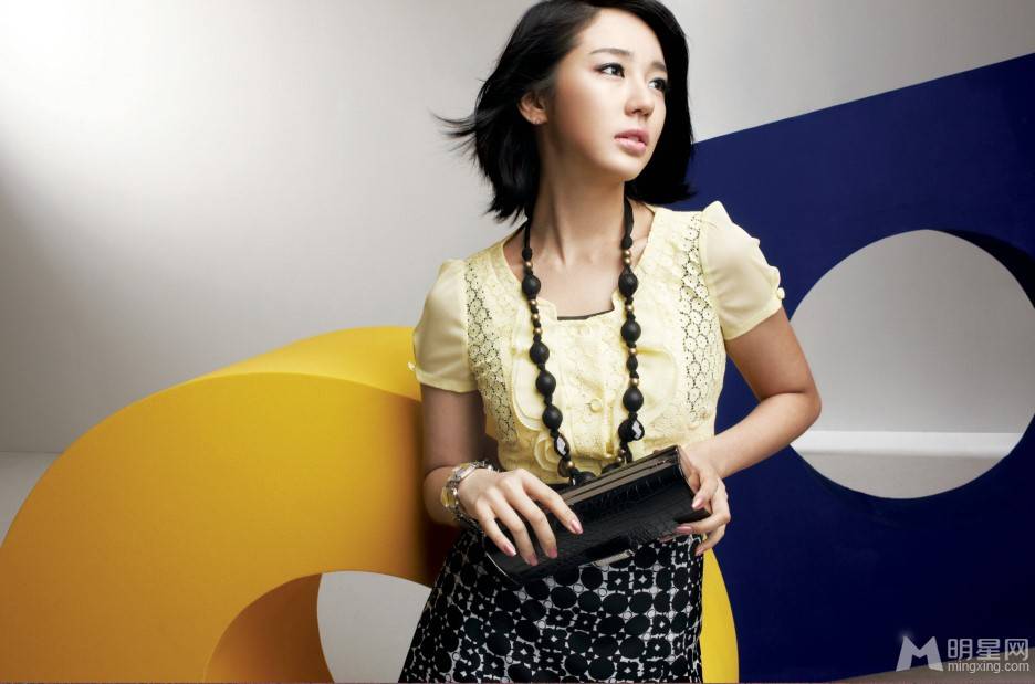 韩国女明星尹恩惠优雅时尚装扮迷人写真