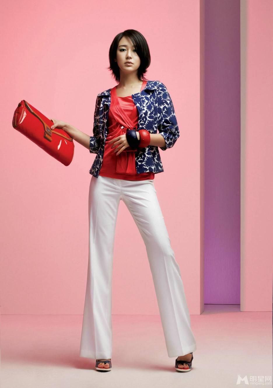 韩国女明星尹恩惠优雅时尚装扮迷人写真