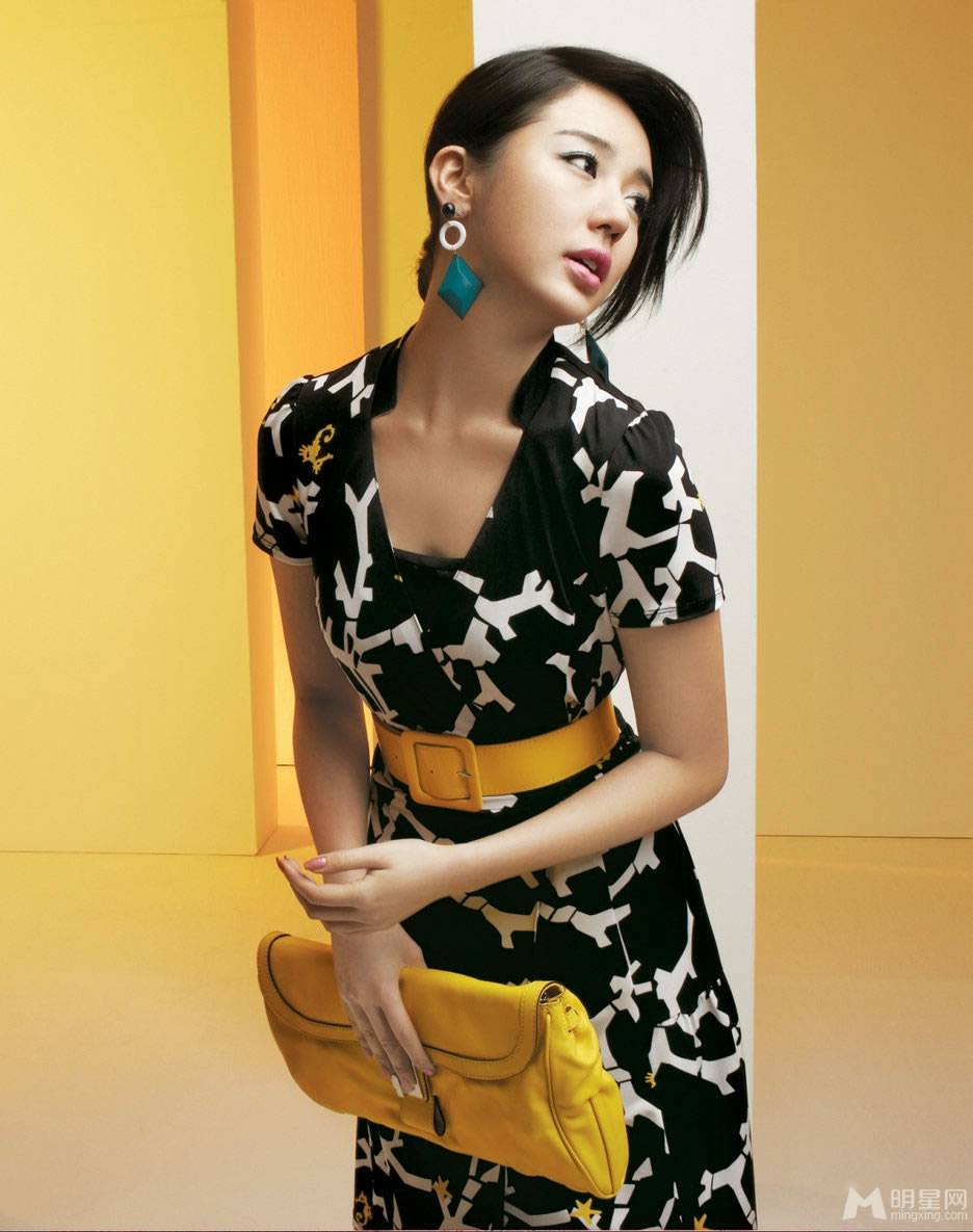 韩星尹恩惠尽展时尚熟女风范