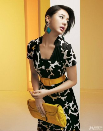 韩星尹恩惠尽展时尚熟女风范