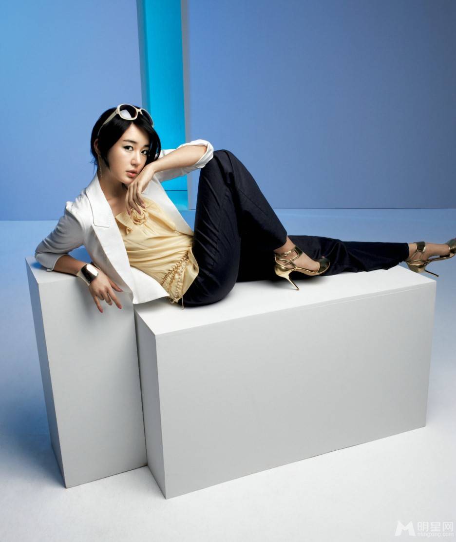 韩星尹恩惠尽展时尚熟女风范