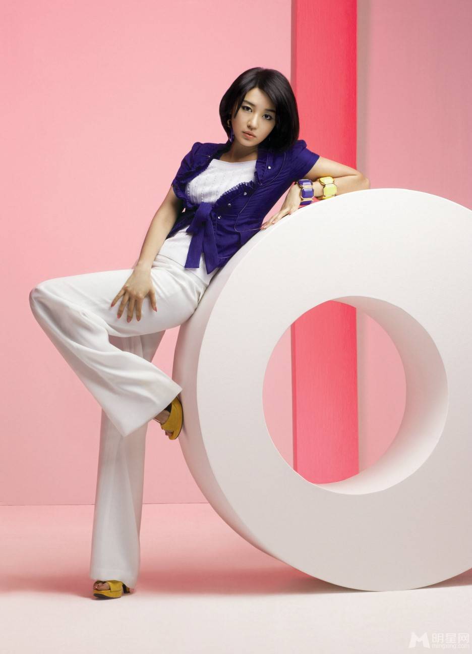 韩星尹恩惠尽展时尚熟女风范