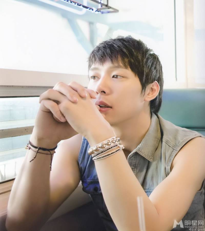 朴有天夏日温暖笑容治愈系写真