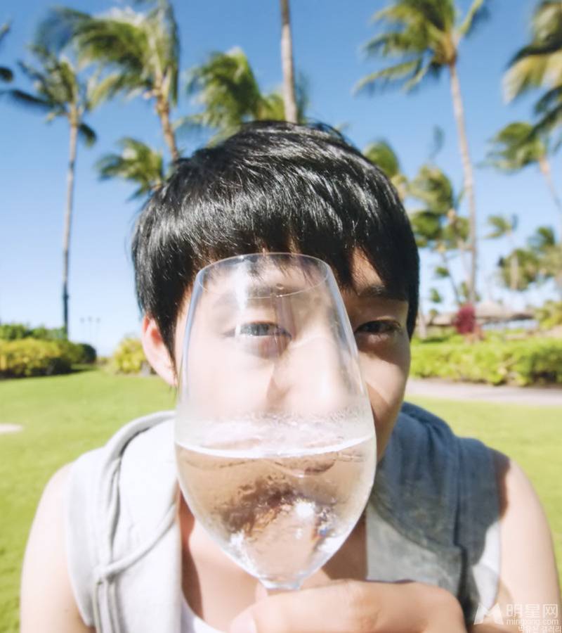 朴有天夏日温暖笑容治愈系写真