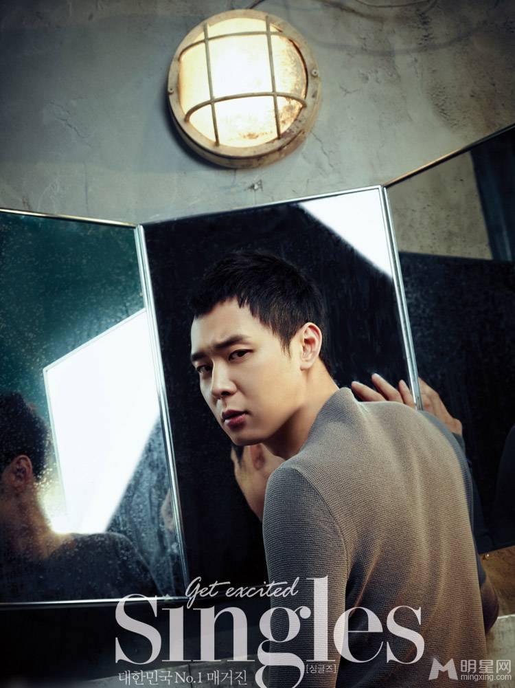 韩国男明星朴有天坚毅眼神展俊朗写真